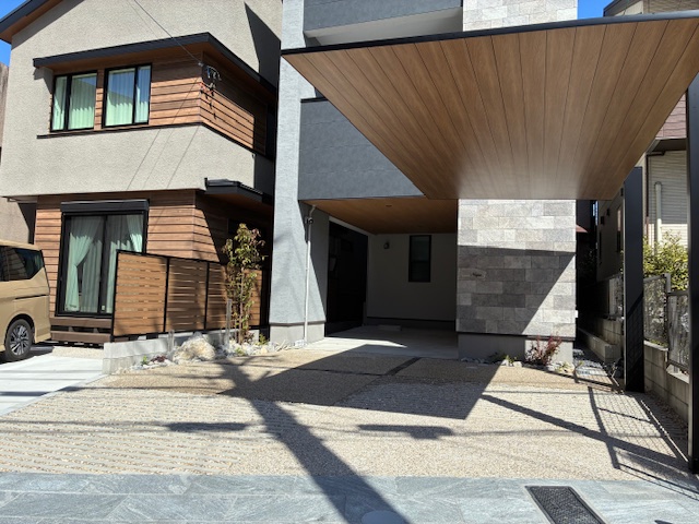 ライティングも素敵なオープン外構