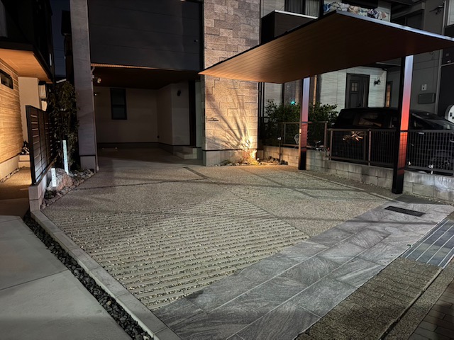 ライティングも素敵なオープン外構